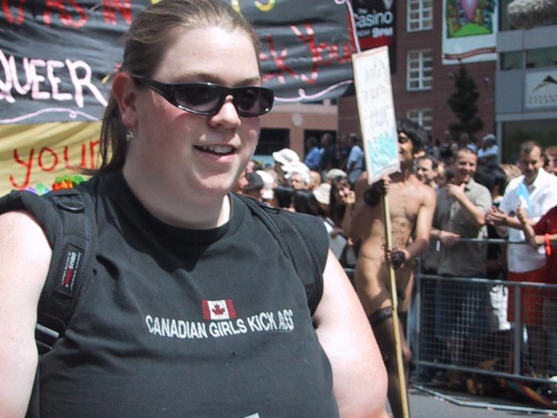 Парад гордости в Канаде, 27 июня 2004: женщина в футболке «Canadian Girls Kick Ass» с листовками