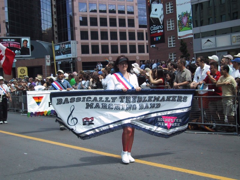 Pride Parade в Канаде, 27 июня 2004: банду с баннером «Bassically Treblemakers Marching Band»