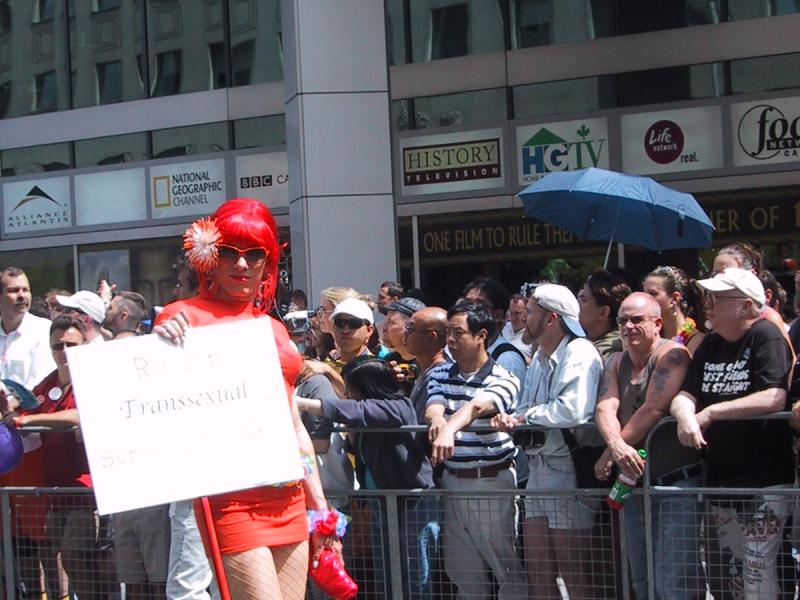 Парад гордости в Торонто, 27 июня 2004: красная фигура с табличкой «Transsexual»