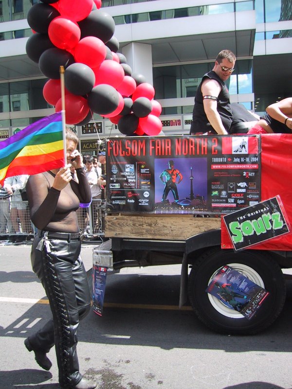 Парад гордости в Торонто, 27 июня 2004: фургон с вывеской «Folsom Fair North 2» и радужным флагом