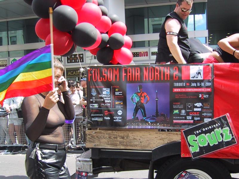 Парад гордости в Торонто, 27 июня 2004: фургон с вывеской «Folsom Fair North 2» и радужным флагом