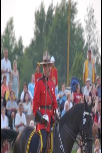 RCMP-конный патруль на показательном выступлении в Канаде