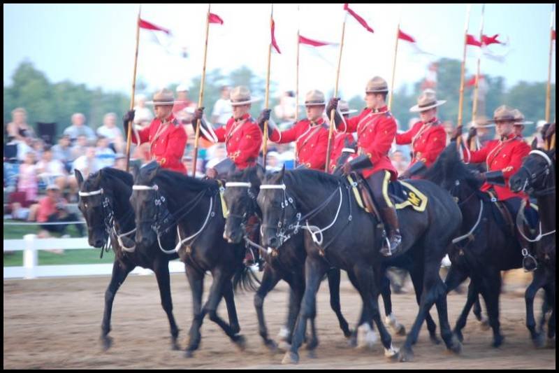 RCMP в красных мундирах на чёрных лошадях, Канада