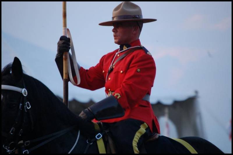 Конный патруль RCMP в Канаде: красный мундир, шляпа и черная лошадь