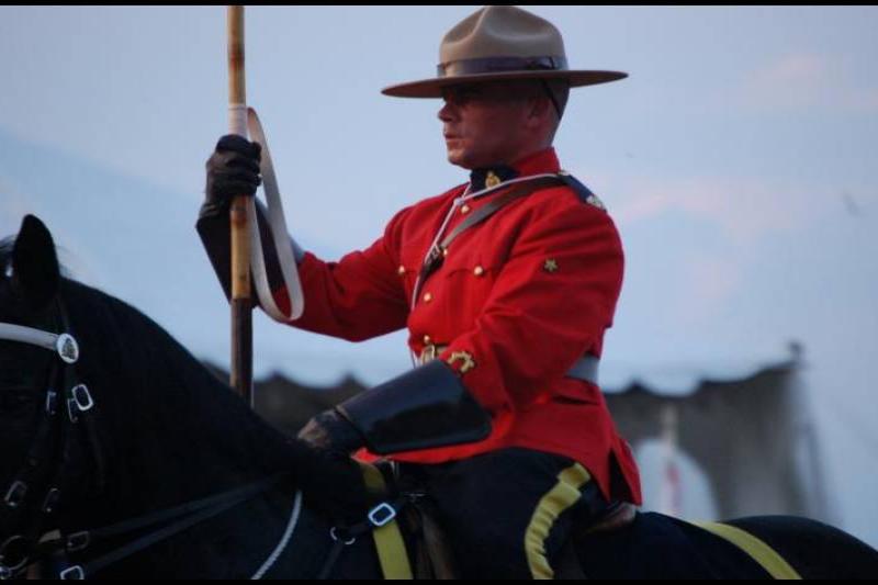 Конный патруль RCMP в Канаде: красный мундир, шляпа и черная лошадь