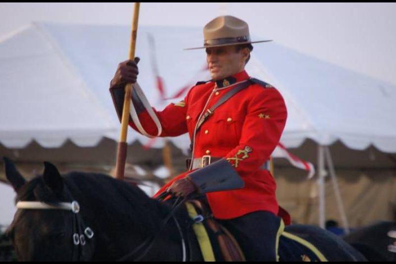 Конный патруль RCMP в Канаде: красный мундир, шляпа и копьё