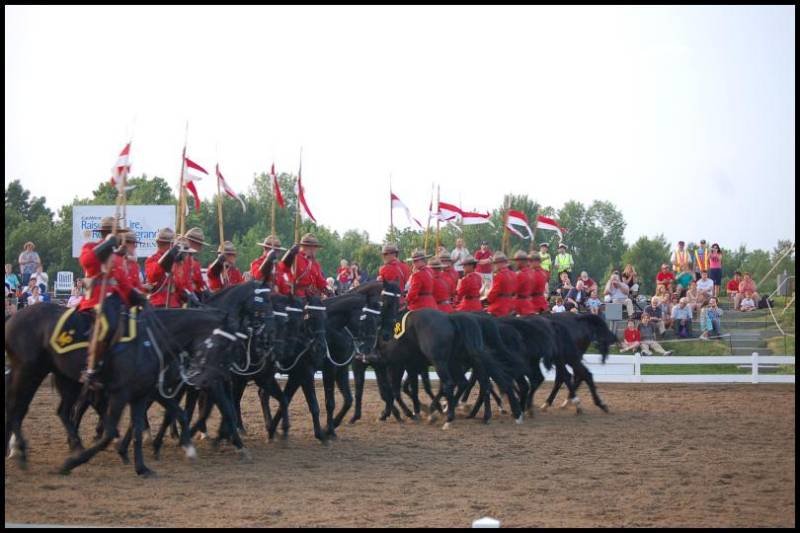 RCMP в красных мундирах на конях в Канаде