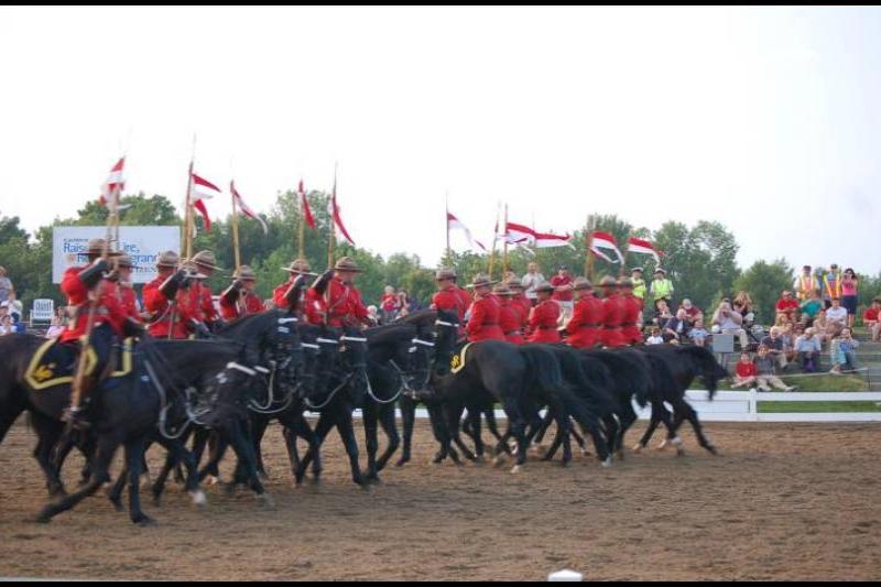 RCMP в красных мундирах на конях в Канаде
