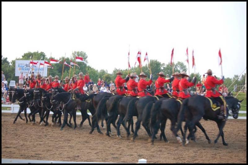 RCMP в красных мундирах на конной парадной ротации в Канаде