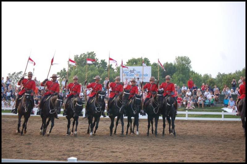 RCMP в красных мундирах на конях в Канаде