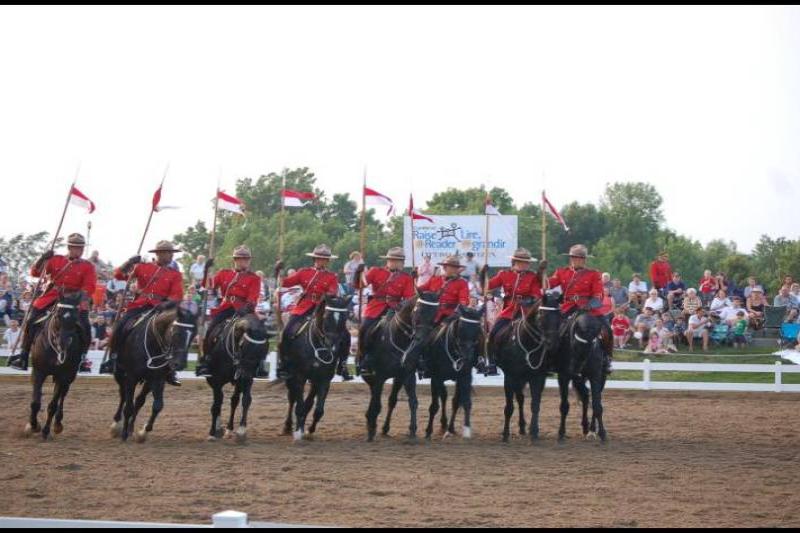 RCMP в красных мундирах на конях в Канаде