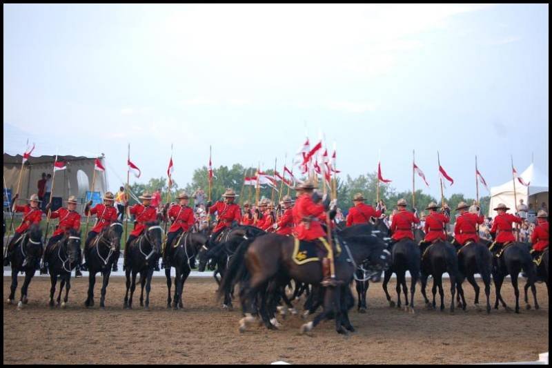 RCMP в красных мундирах на конях в Канаде
