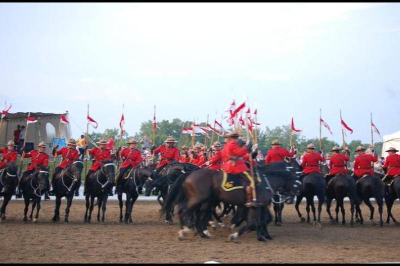 RCMP в красных мундирах на конях в Канаде