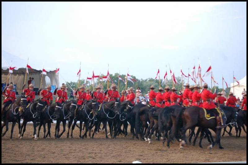 RCMP в красных мундирах на конной роте в Канаде