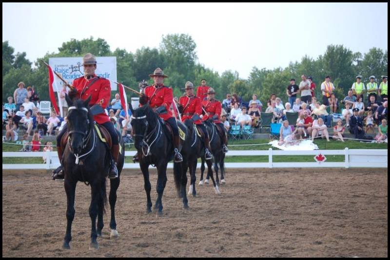 RCMP в Канаде: конная патрульная служба на демонстрации