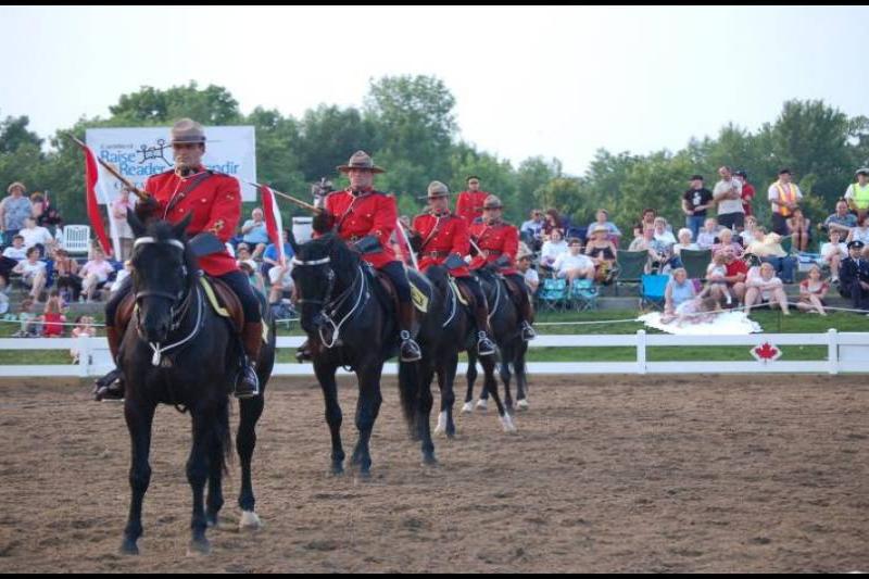 RCMP в Канаде: конная патрульная служба на демонстрации
