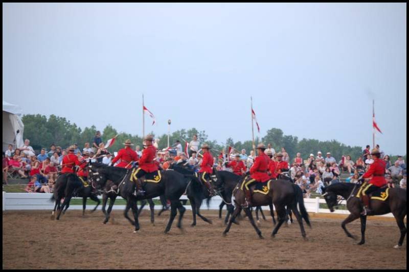 Парадные кавалеристы RCMP на поле в Канаде