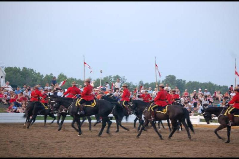 Парадные кавалеристы RCMP на поле в Канаде
