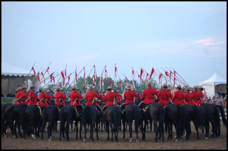 RCMP в красных мундирах на конях, Канада