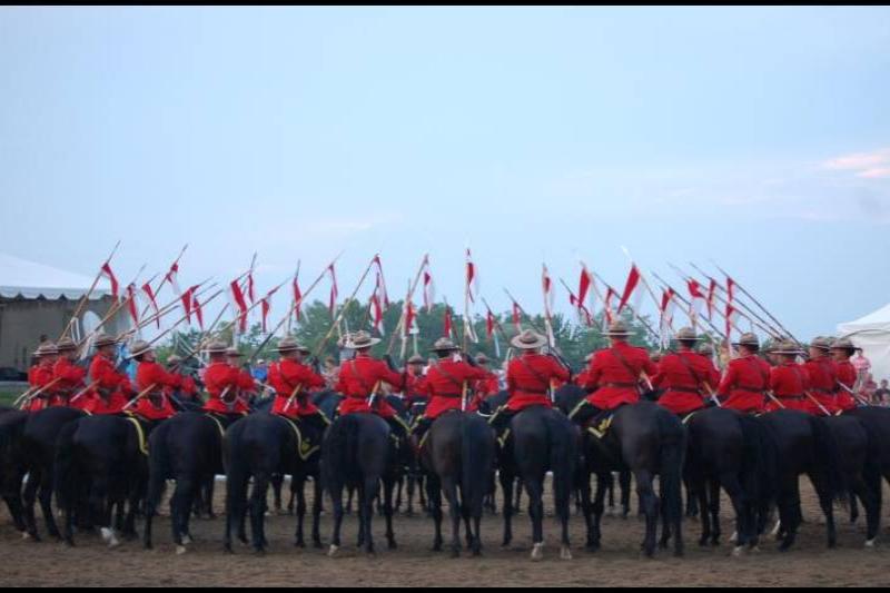 RCMP в красных мундирах на конях, Канада