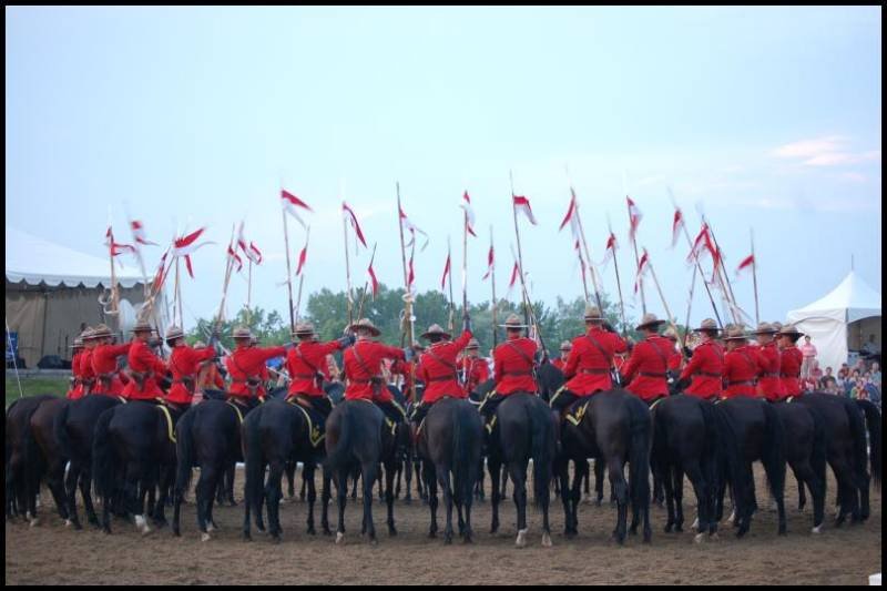 Парадные кавалеристы RCMP в Канаде, 2023