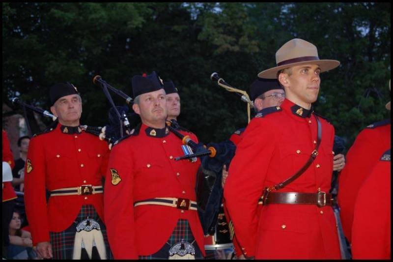 RCMP в красных мундирах и шотландских килтах на вечернем мероприятии в Канаде