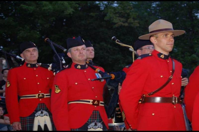 RCMP в красных мундирах и шотландских килтах на вечернем мероприятии в Канаде