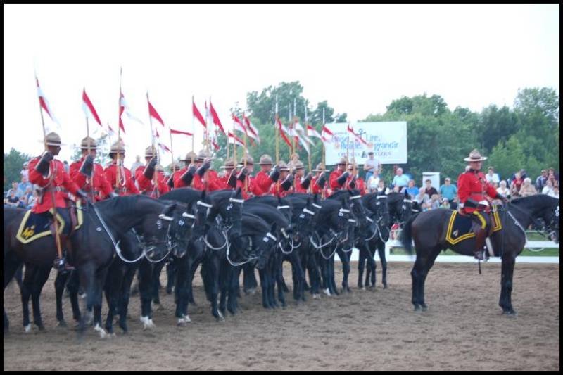 RCMP в красных мундирах и чёрных лошадях на церемонии в Канаде
