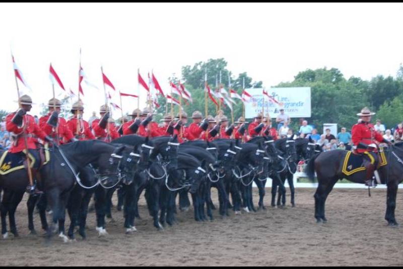 RCMP в красных мундирах и чёрных лошадях на церемонии в Канаде