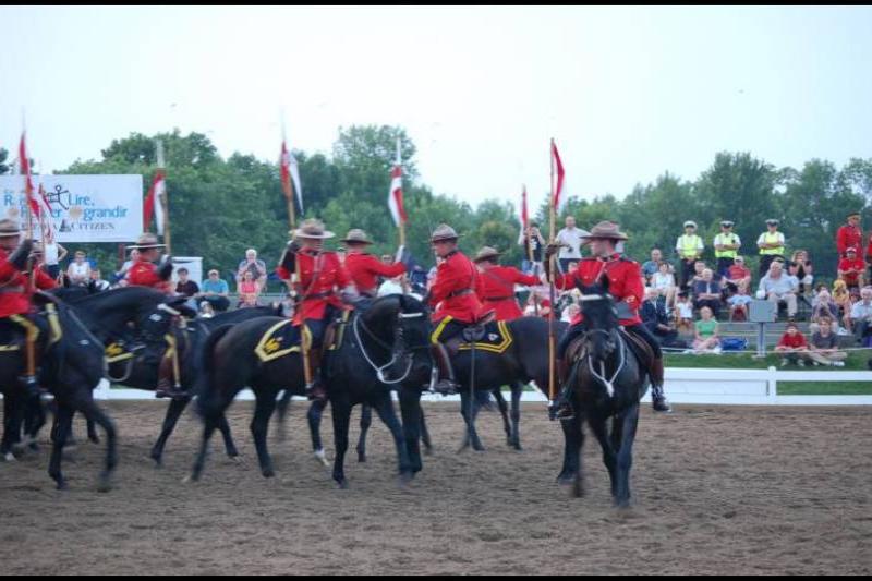 RCMP в красных мундирах на конях в Канаде