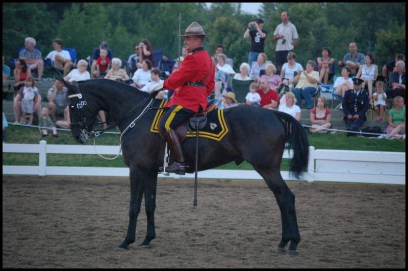 RCMP-конный патруль на демонстрации в Канаде