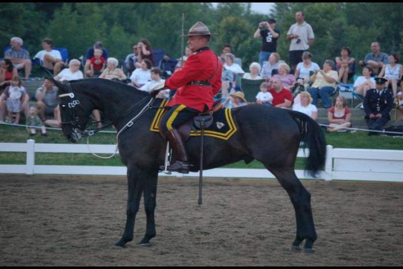 RCMP-конный патруль на демонстрации в Канаде