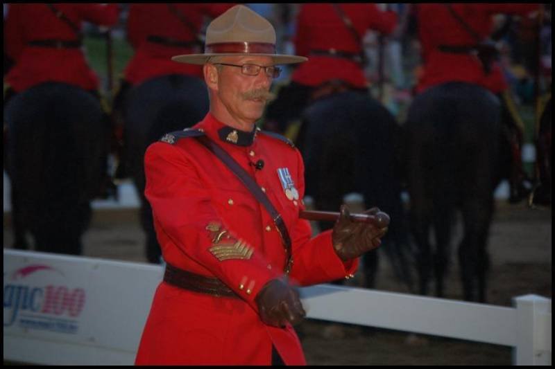 RCMP в красных мундирах на конной параде в Канаде