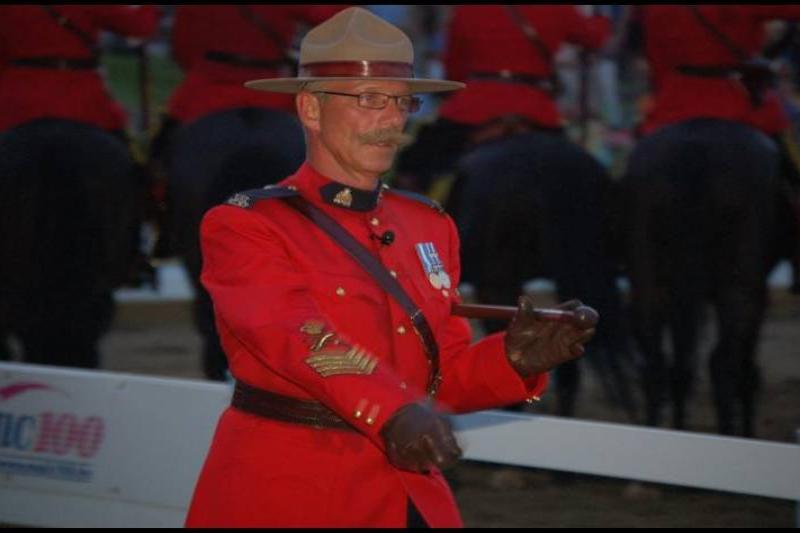 RCMP в красных мундирах на конной параде в Канаде
