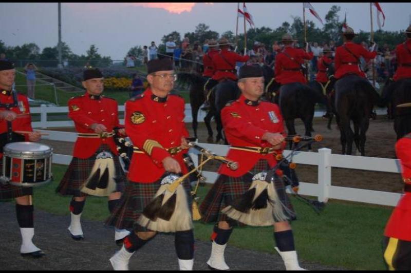 RCMP в красных мундирах и килтах на церемонии в Канаде