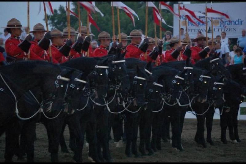 RCMP в форме с черными лошадьми на параде в Отауа