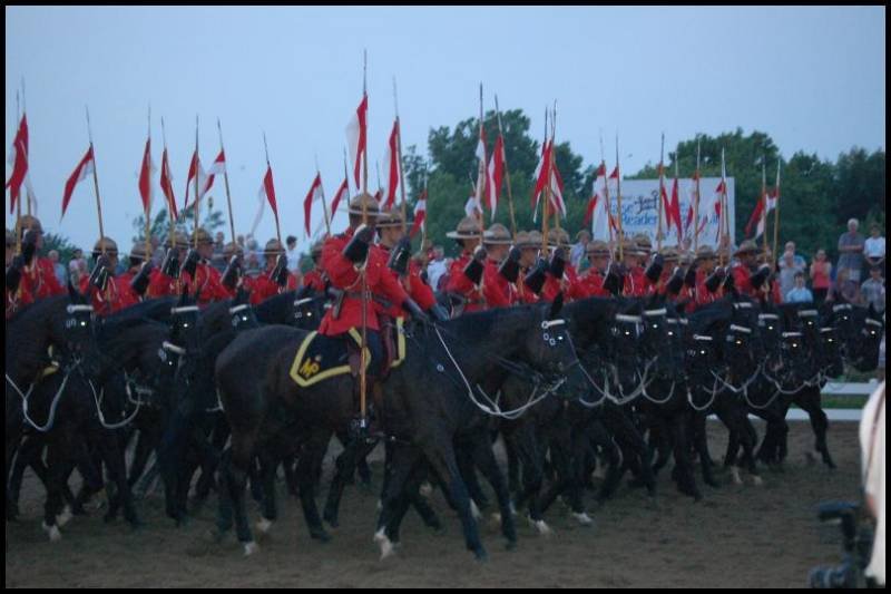 Парад конных рядах RCMP в Канаде: черные лошади и красные мундиры