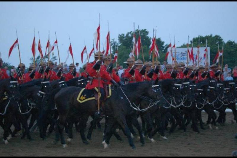 Парад конных рядах RCMP в Канаде: черные лошади и красные мундиры