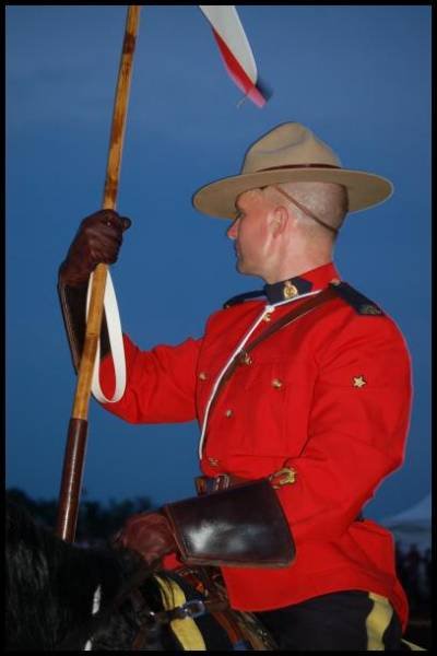 Полуночный караул в красном мундире RCMP на фоне синего неба