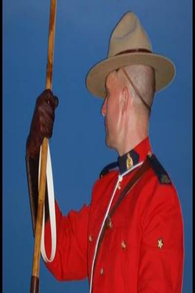 Полуночный караул в красном мундире RCMP на фоне синего неба