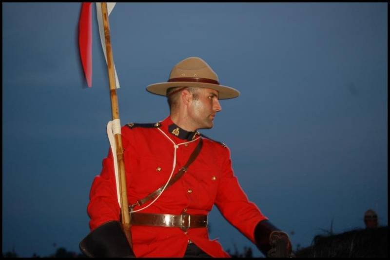 Полуночный караул в красном мундире RCMP на фоне синего неба
