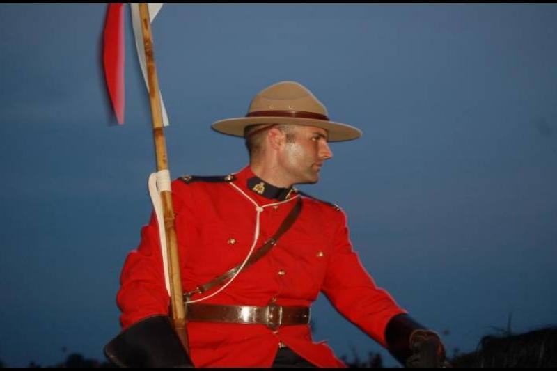Полуночный караул в красном мундире RCMP на фоне синего неба