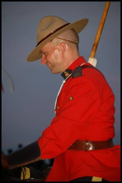 Полуночный караул в красной форме RCMP на фоне сумерек