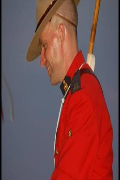 Полуночный караул в красной форме RCMP на фоне сумерек