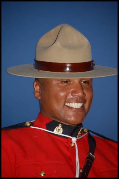 RCMP-полицейский в красной форме и шляпе с бордовой лентой