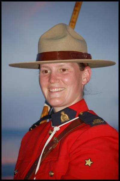 RCMP в красном мундире и шляпе с коричневым ремнем, Канада