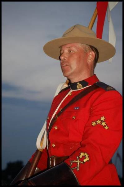 RCMP в традиционной форме на церемонии в Канаде