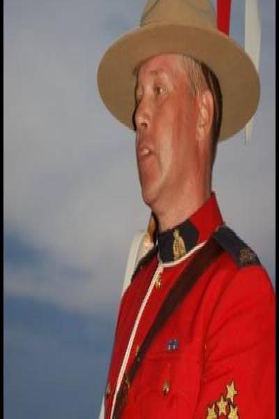RCMP в традиционной форме на церемонии в Канаде