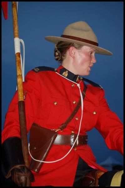 Полицейский в красной форме RCMP на фоне синего неба