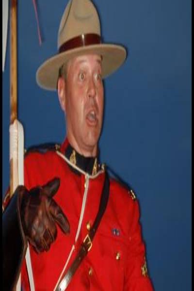 Полицейский в красном мундире RCMP на фоне сумерек